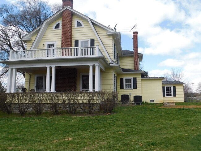 Building Photo - Fantastic mix of charm and updates!