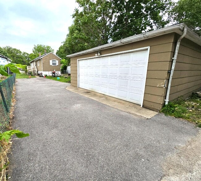 Building Photo - 454 S Des Plaines St