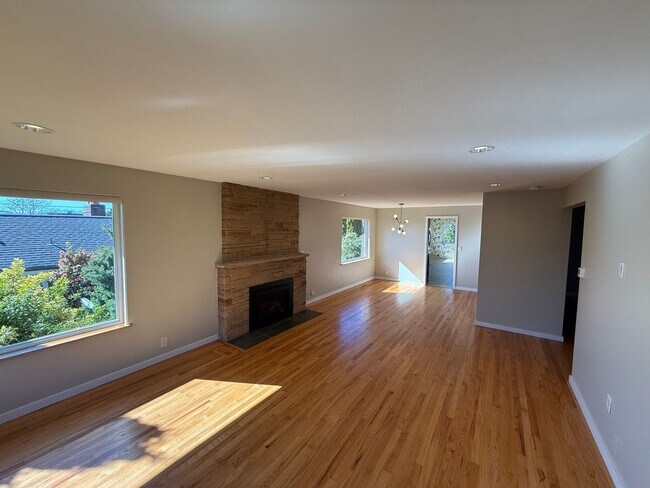 Building Photo - Stunning 4 Bed 4 Bath Home Steps from Golden Gardens in Ballard with MIL Suite