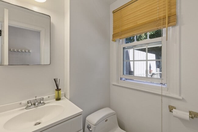 Building Photo - 159 Bedford St