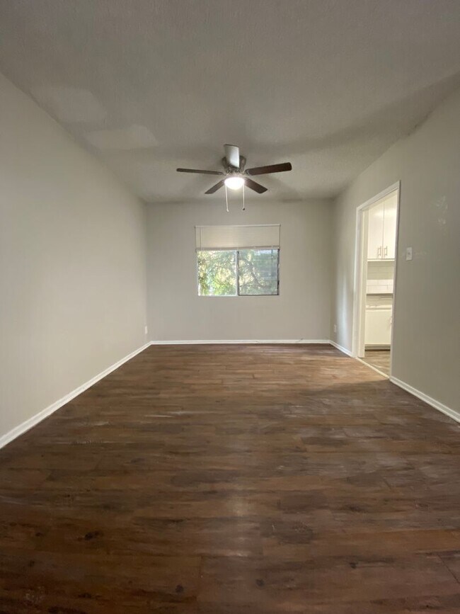 Interior Photo - 1046 S. Wooster St., Los Angeles, CA 90035