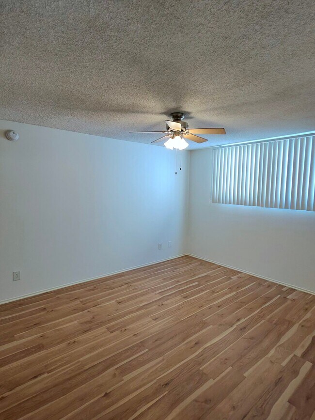 Building Photo - 135 N Swall Dr