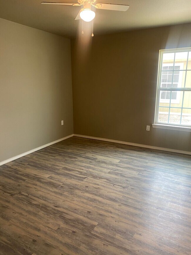 Building Photo - 3 bed 2 bath