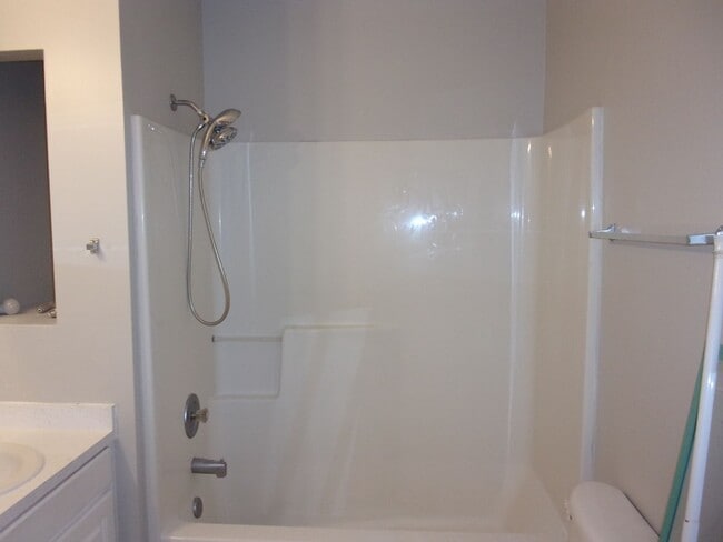 Building Photo - Recently Renovated 2 Bedroom 1 1/2 Bath To...