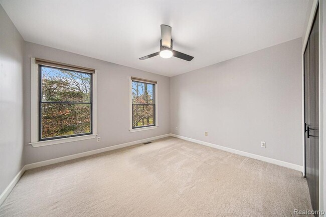 Building Photo - 695 Heritage Dr