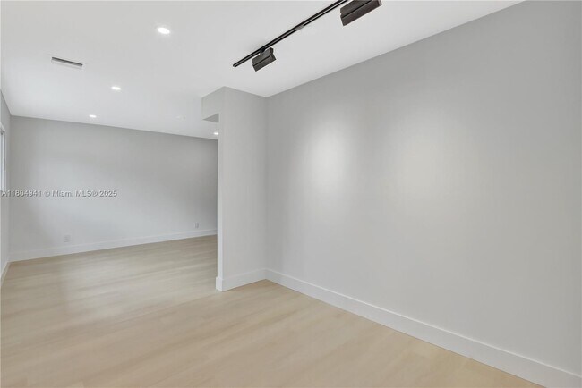 Building Photo - 1720 SW 23rd Ave