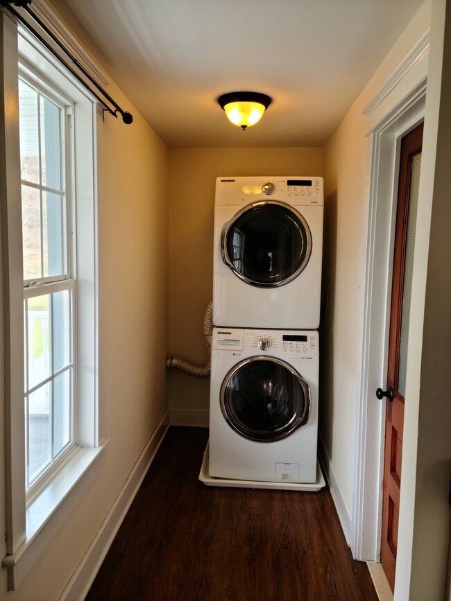 Washer/dryer - 2985 Main Rd E