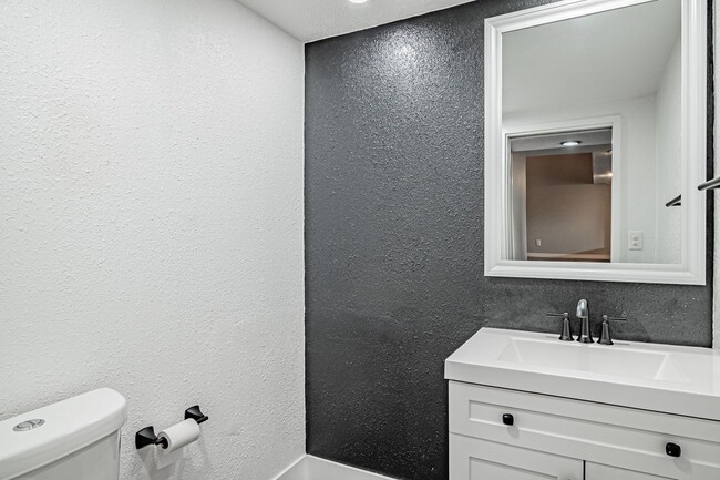Building Photo - 9866 E Maplewood Cir