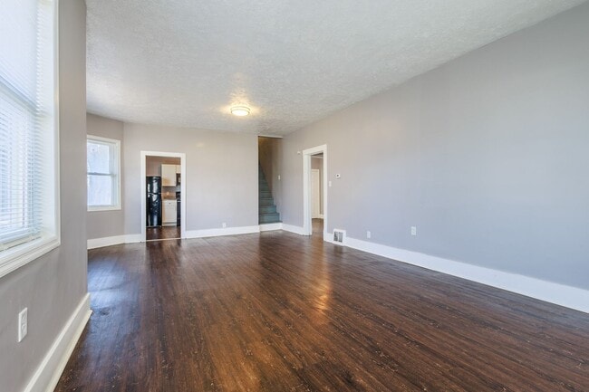 Building Photo - Spacious and Inviting 3 Bed 2 Bath House!