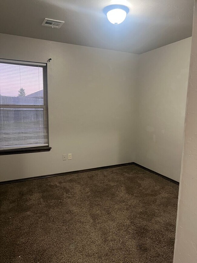 Building Photo - 3BR 2BA Duplex with 2 car garage