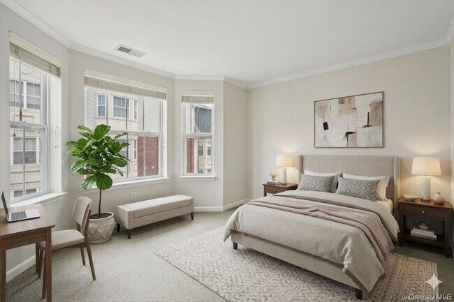 Building Photo - 10 Bridge Ln