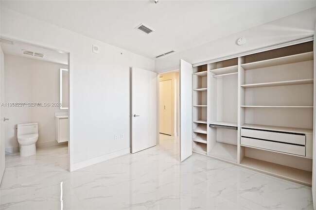 Building Photo - 700 NE 24th St