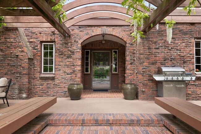 Building Photo - "Luxurious 5-Bedroom Spokane Retreat with Pool, Guest Suite, and Stunning Finishes!"