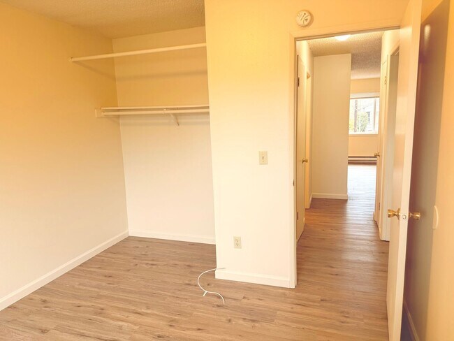 Building Photo - 2bed/1 Bath Second Level Unit on Near SE Powell/Ross Island Bridge