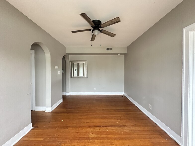 Building Photo - 6710 S Claremont Ave