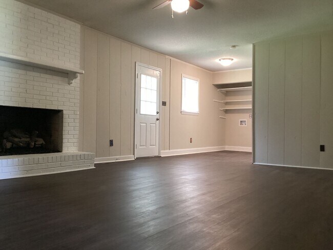 Building Photo - Lovely 3-Bedroom, 2-Bathroom Ranch