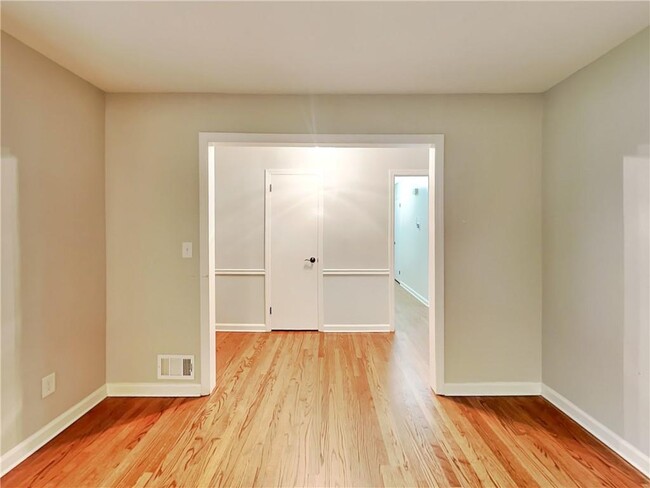Building Photo - 1852 Gainsborough Dr