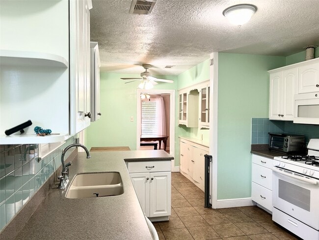 Building Photo - 4915 Houston Dr