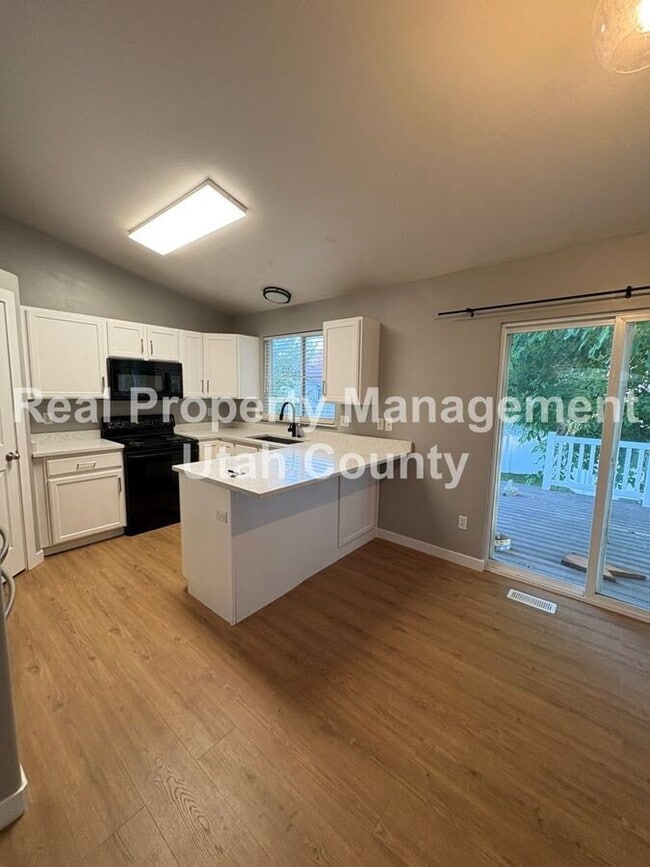 Building Photo - 692 W 410 N