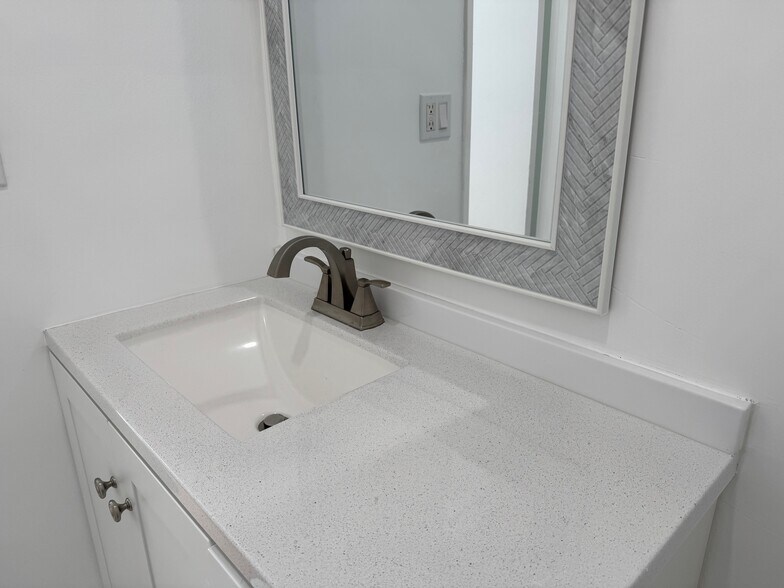 Building Photo - 5708 Woodman Ave