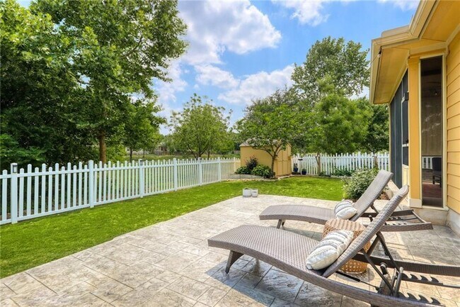 Building Photo - 529 Trinity Bend