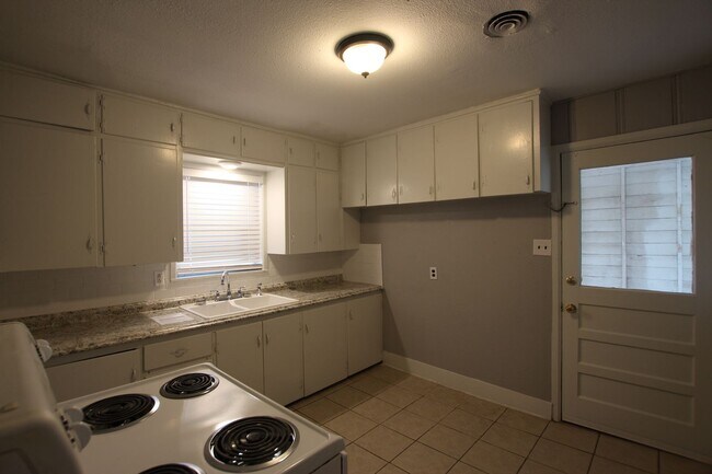 Building Photo - 2327 Plume Dr