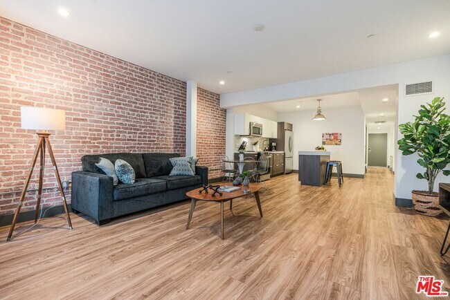 Building Photo - 932 S Hill St