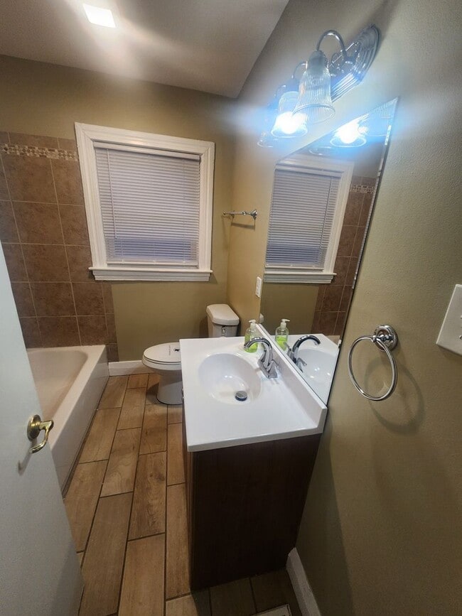 Building Photo - Extra clean and spacious home with a finis...