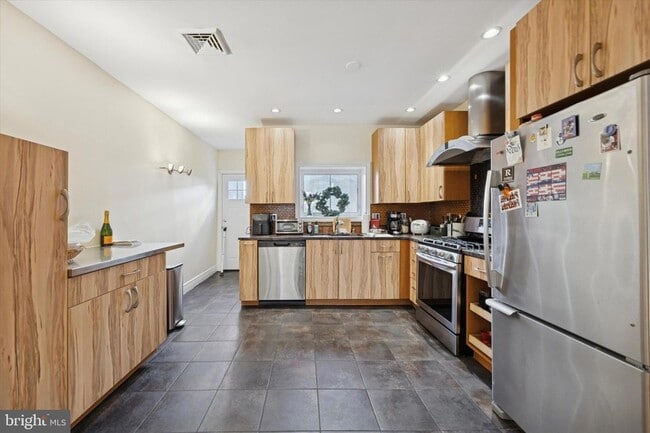 Building Photo - 341 Dickinson St