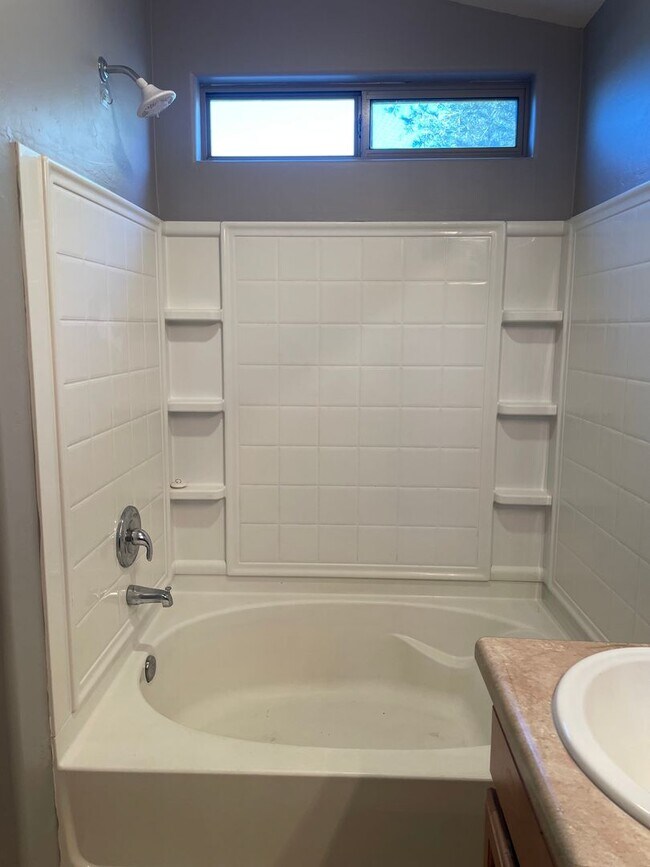 Building Photo - Lovely 4 Bedroom 2 Bath Home!