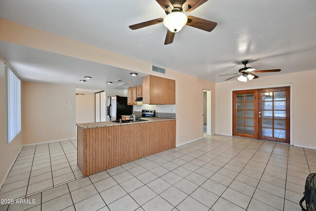 Building Photo - 8444 W Montecito Ave