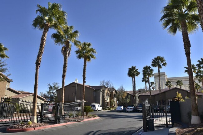 Building Photo - Lovely 2 Bed, 2 Bath Condo at South Gate!