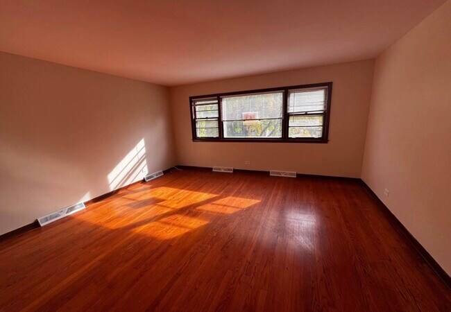 Building Photo - 725 Brummel St