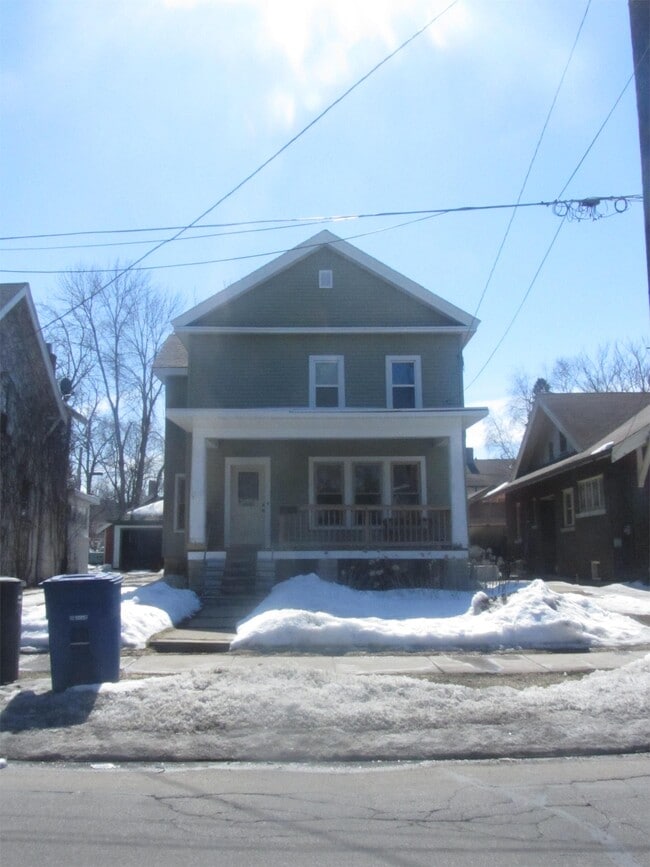Building Photo - 415 W Irving Ave