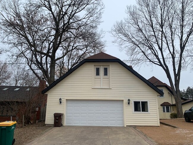 Building Photo - 3 BR/2 BA Single-Family Home With Lake Min...