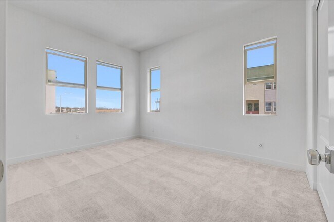 Building Photo - 1285 Hollyleaf Ter