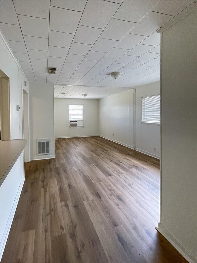 Building Photo - 1241 Chevy Chase Dr