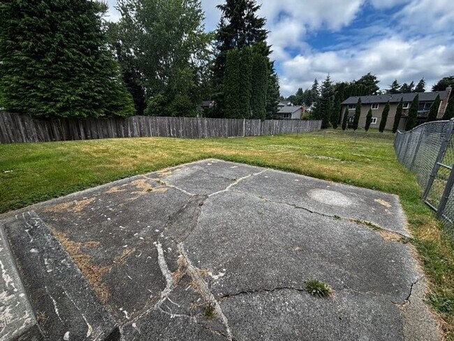 Building Photo - Charming 3-Bedroom Rambler with Spacious Yard & Convenient Location