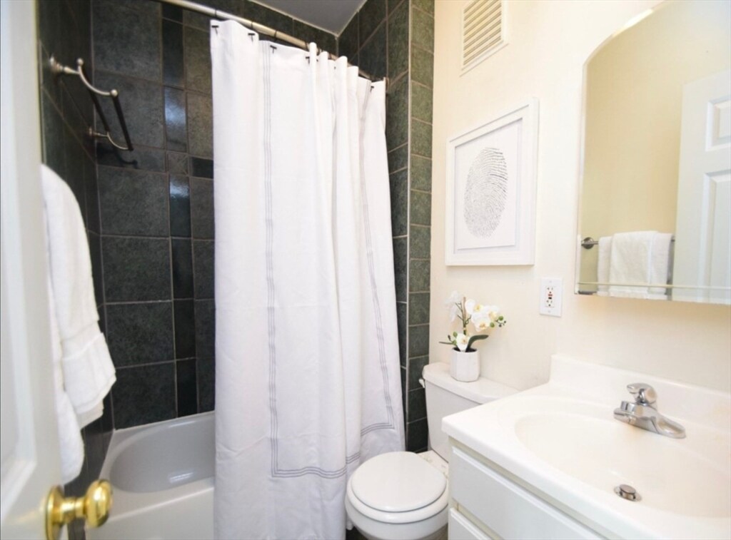 Building Photo - 188 Boylston St