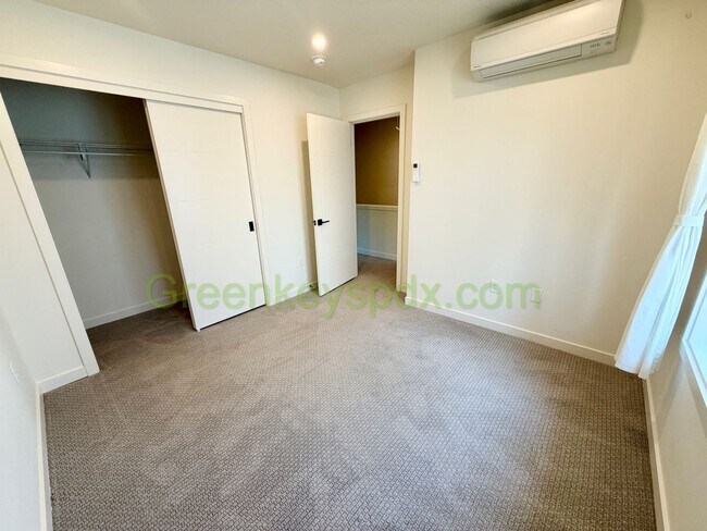 Building Photo - Newer 2-Bedroom, 1.5-Bathroom Townhome for Rent in SE Portland with Private Patio in Walkable Loc...