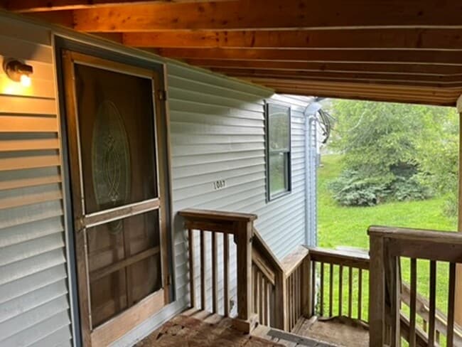 Building Photo - Charming 4 Bedroom 2 bath apartment near d...