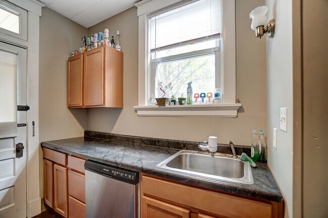 Building Photo - 350 Volkert St