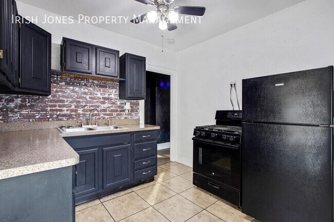 Building Photo - 2829 South Park Ave