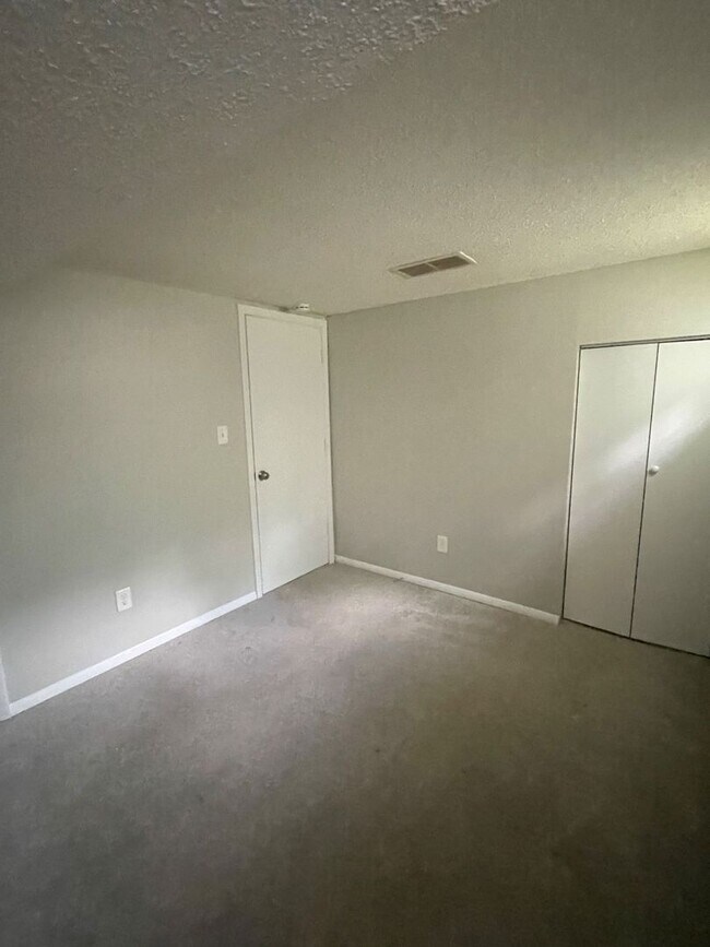 Building Photo - 409 NE Westwind Dr