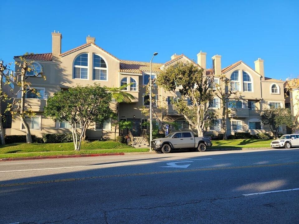 Building Photo - 2669 S Barrington Ave