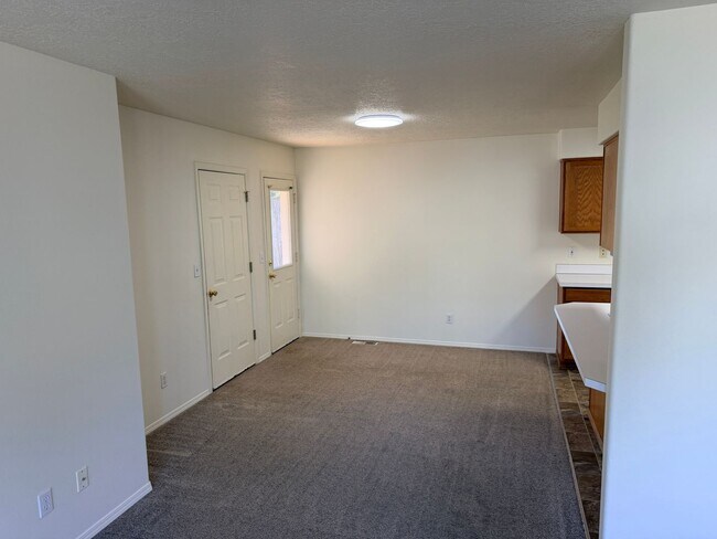 Building Photo - Two Bedroom Duplex in South Salem