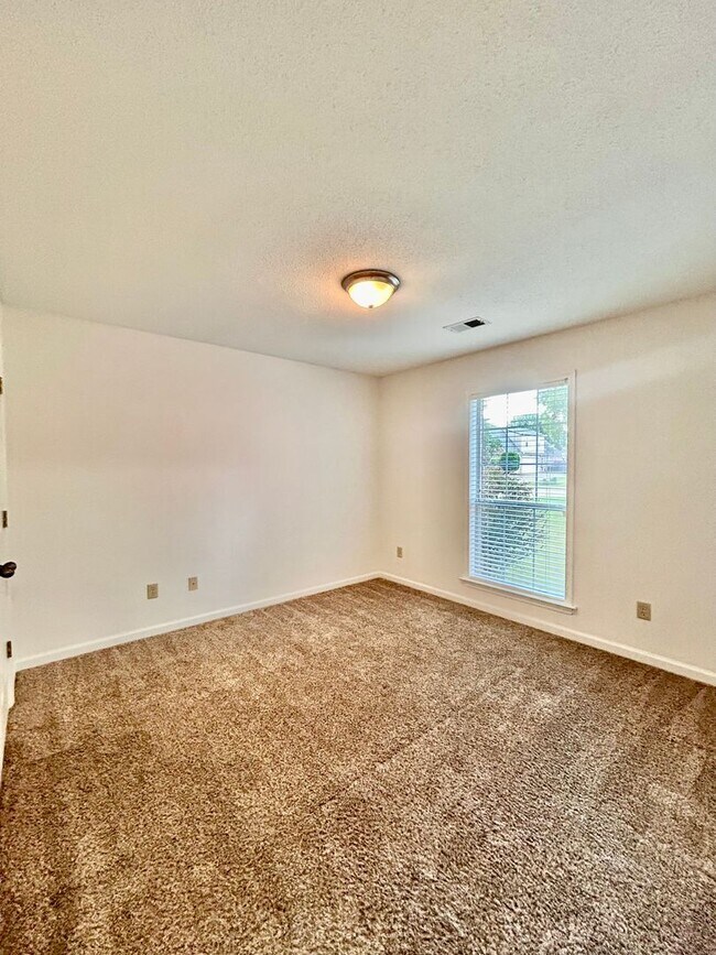 Building Photo - Discover this 4 bedroom 2 bath home for re...