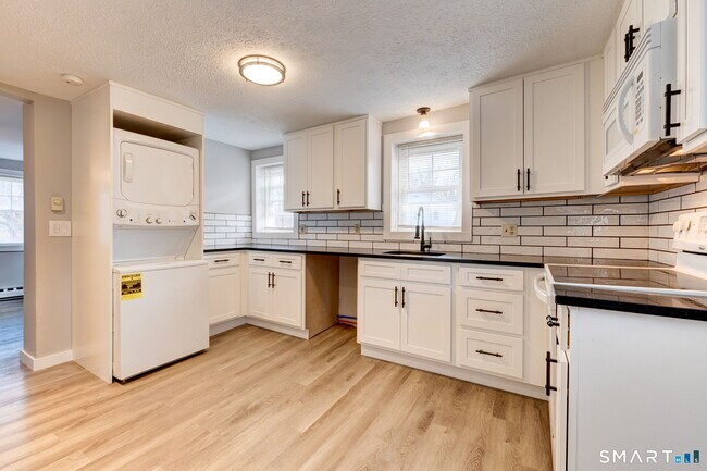 Building Photo - 8 Maple Ave