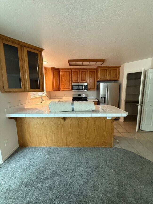 Building Photo - Massive 6-Bed Rambler with 2 Kitchens & 2 Laundries!