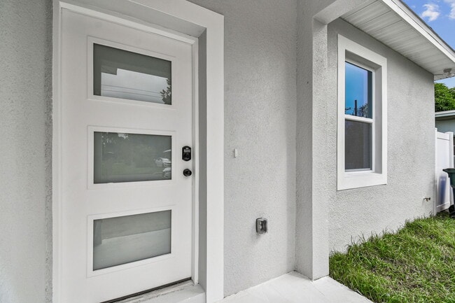 Building Photo - 1403 W 9th St